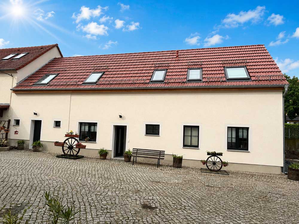 Hof-Tuerke-Hofansicht-Stallgebäude